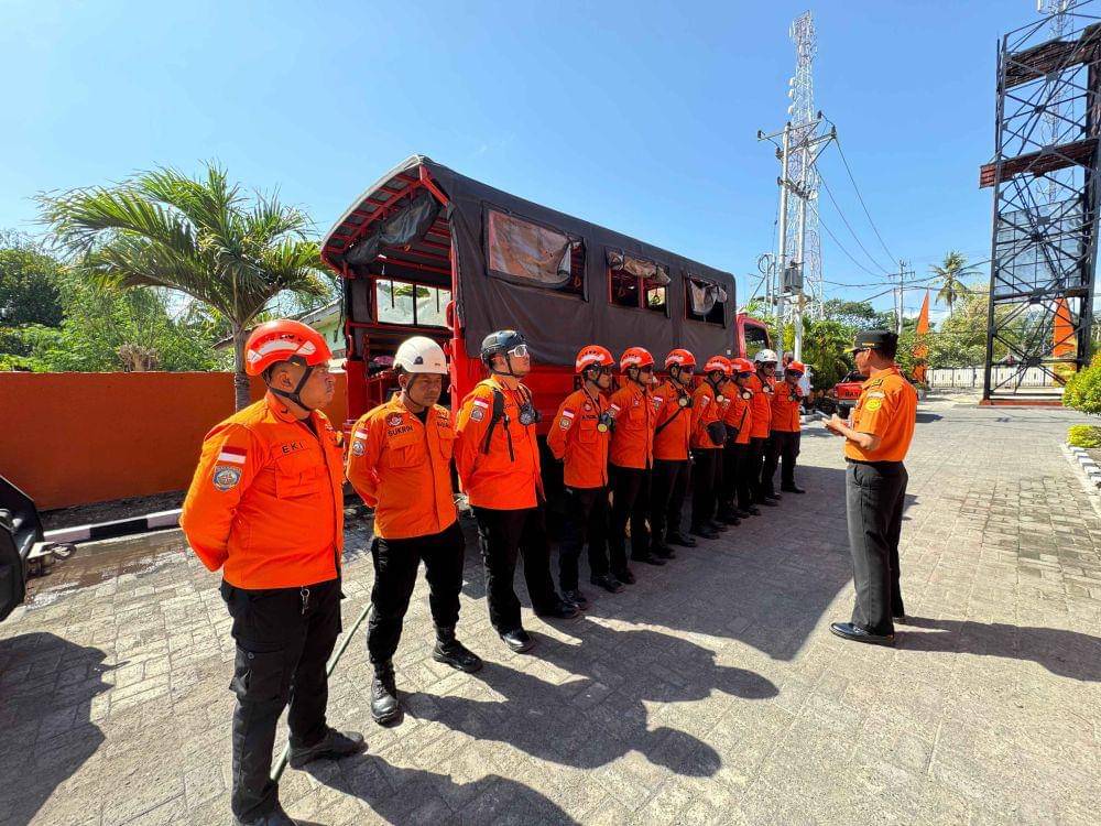 Personel yang dikerahkan untuk evakuasi korban. (Dok SAR Maumere)