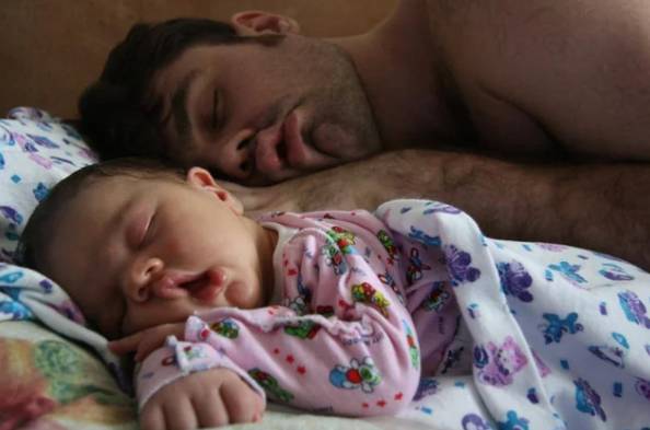 foto lucu bapak jagain bayi tidur (reddit.com/beet111)