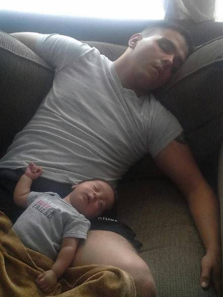 foto lucu bapak jagain bayi tidur (reddit.com/GreenWigz)