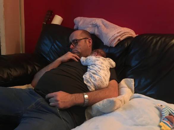 foto lucu bapak jagain bayi tidur (reddit.com/deleted)