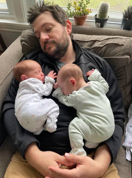 foto lucu bapak jagain bayi tidur (reddit.com/veryrarebear)