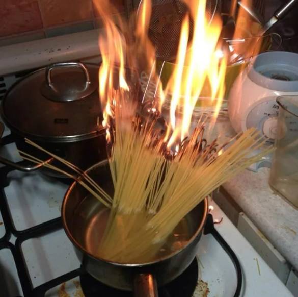 momen lucu saat masak spageti (reddit.com/porku)