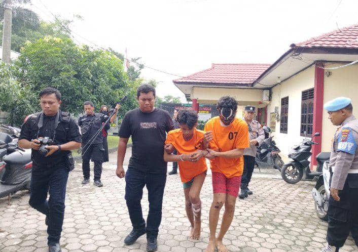 Begal di Helvetia Bacok 2 Korbannya, Polisi Dilempar Helm dan Celurit