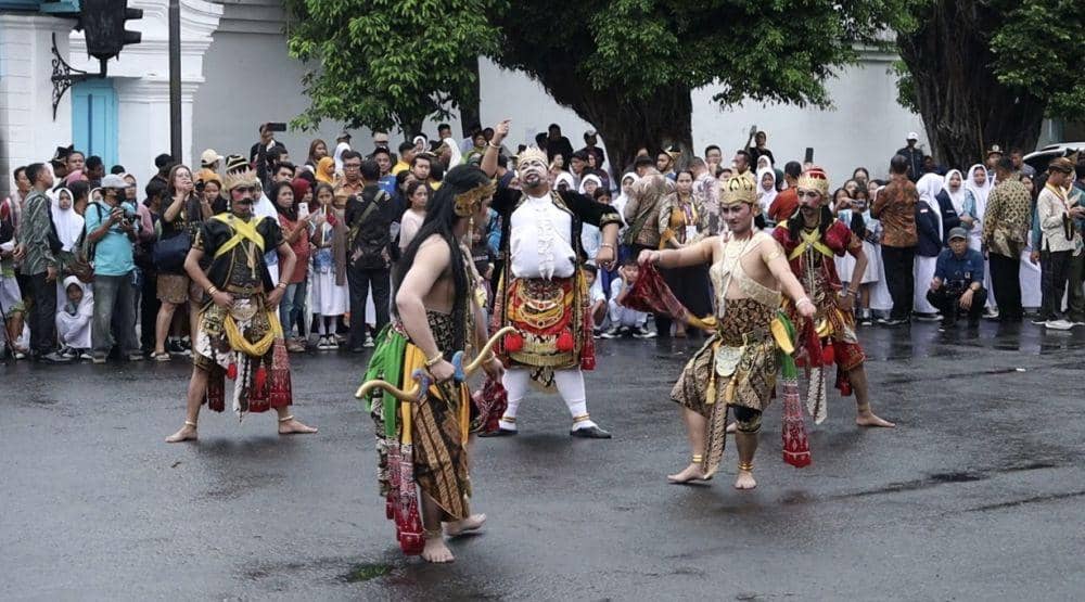 Wapres Gibran Rakabuming Raka meninjau proyek pembangunan Alun-Alun Utara Keraton Solo. (Dok/Istimewa)