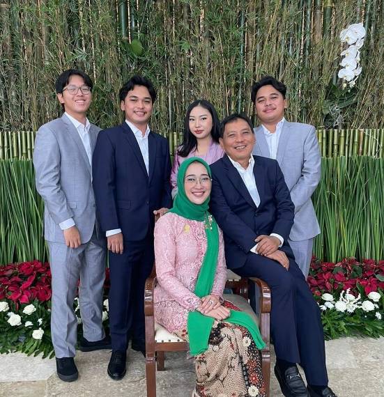 Potret Keluarga Anggia Erma Rini. (Instagram @anggiermarini)