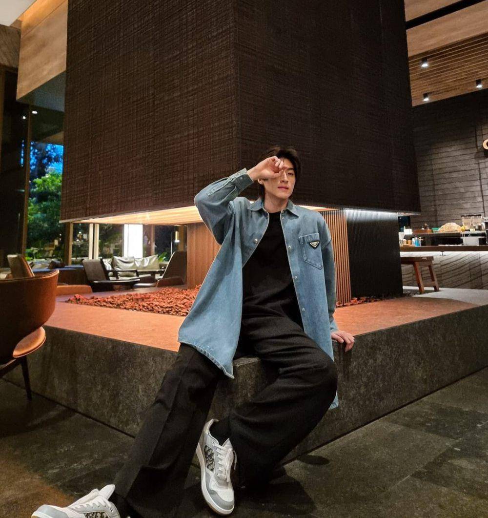 OOTD pakai long coat ala Blue Pongtiwat (instagram.com/blue_pongtiwat)