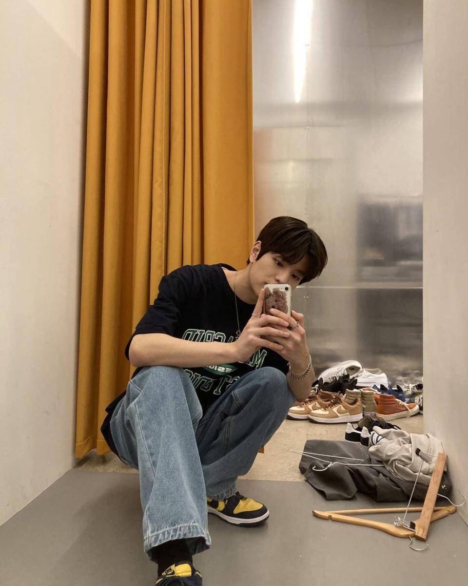 outfit kasual ala Seungmin Stray Kids (instagram.com/realstraykids)