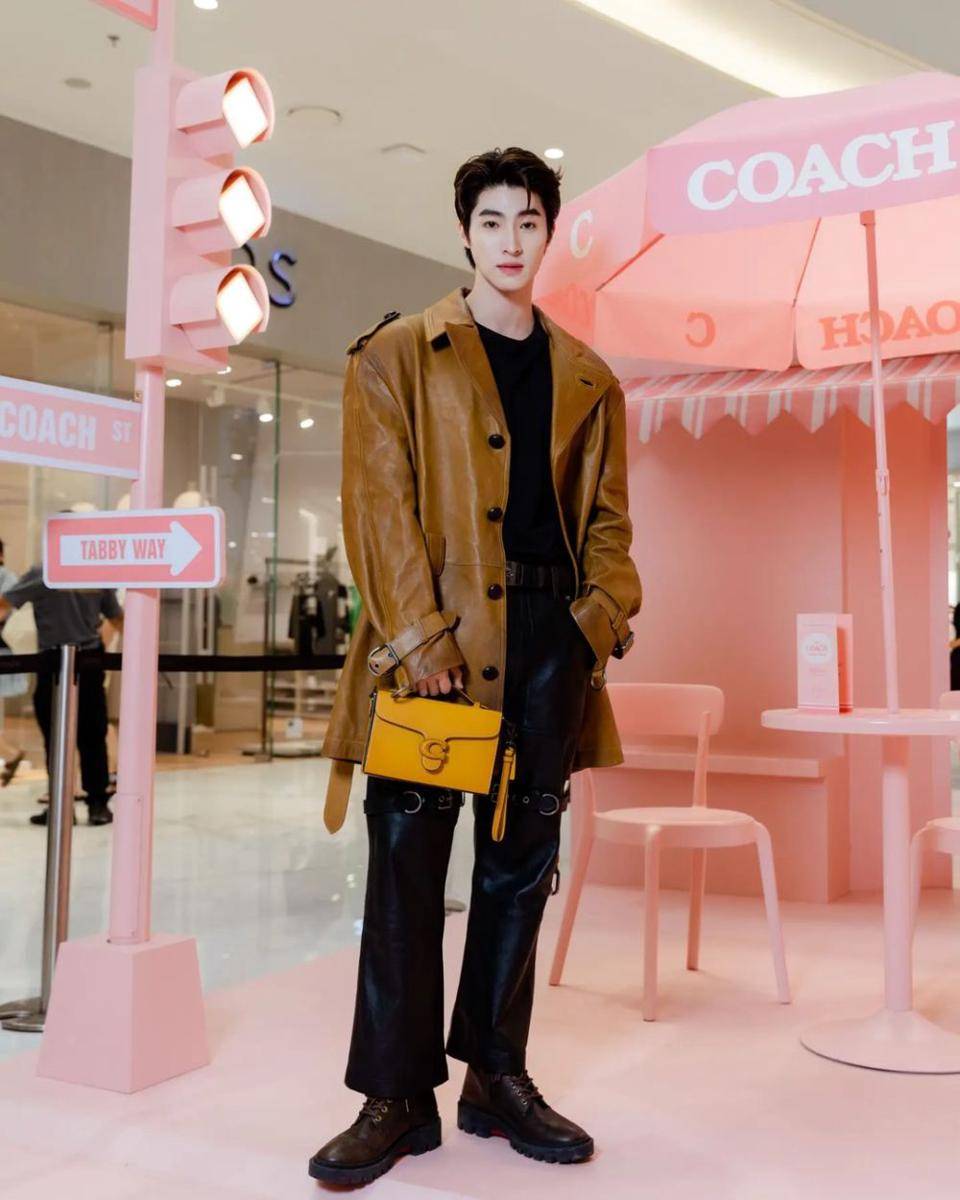 OOTD pakai long coat ala Blue Pongtiwat (instagram.com/blue_pongtiwat)