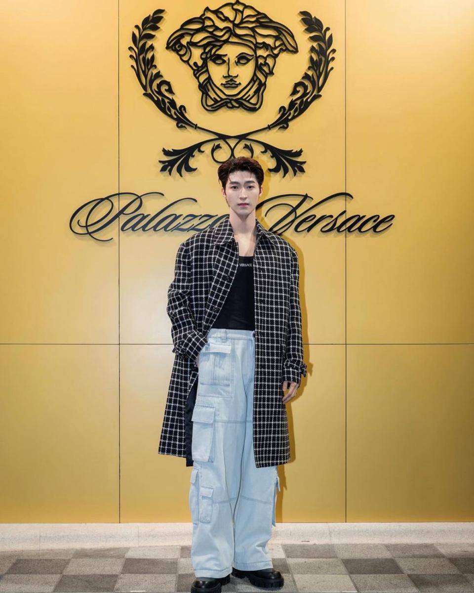 OOTD pakai long coat ala Blue Pongtiwat (instagram.com/blue_pongtiwat)