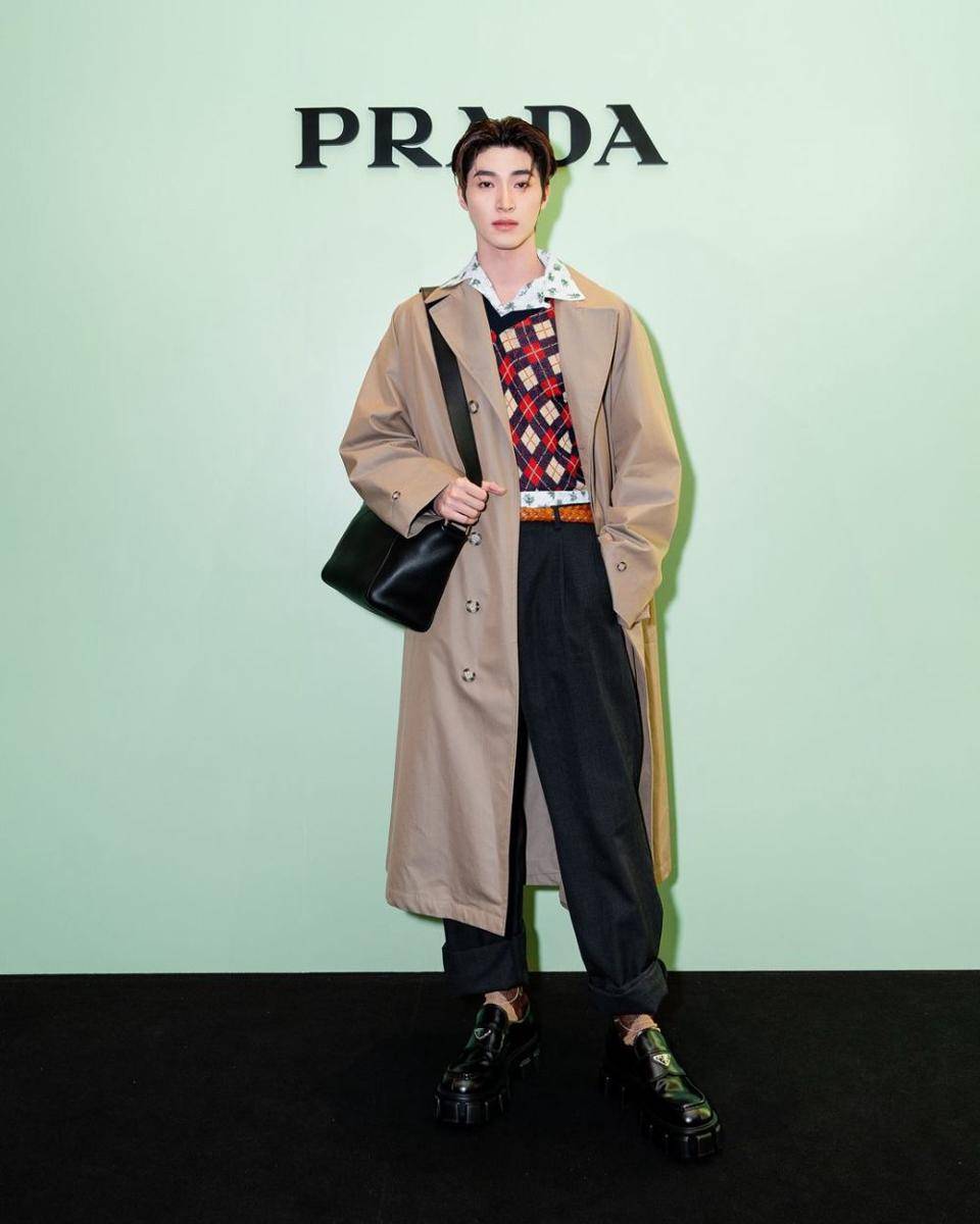 OOTD pakai long coat ala Blue Pongtiwat (instagram.com/blue_pongtiwat)