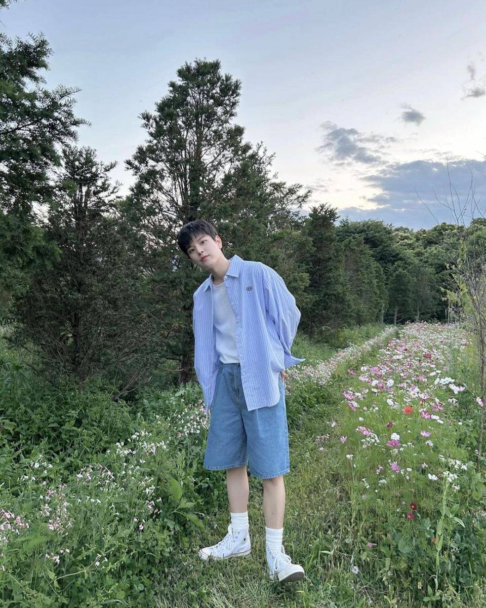 outfit kasual ala Seungmin Stray Kids (instagram.com/miniverse.___)