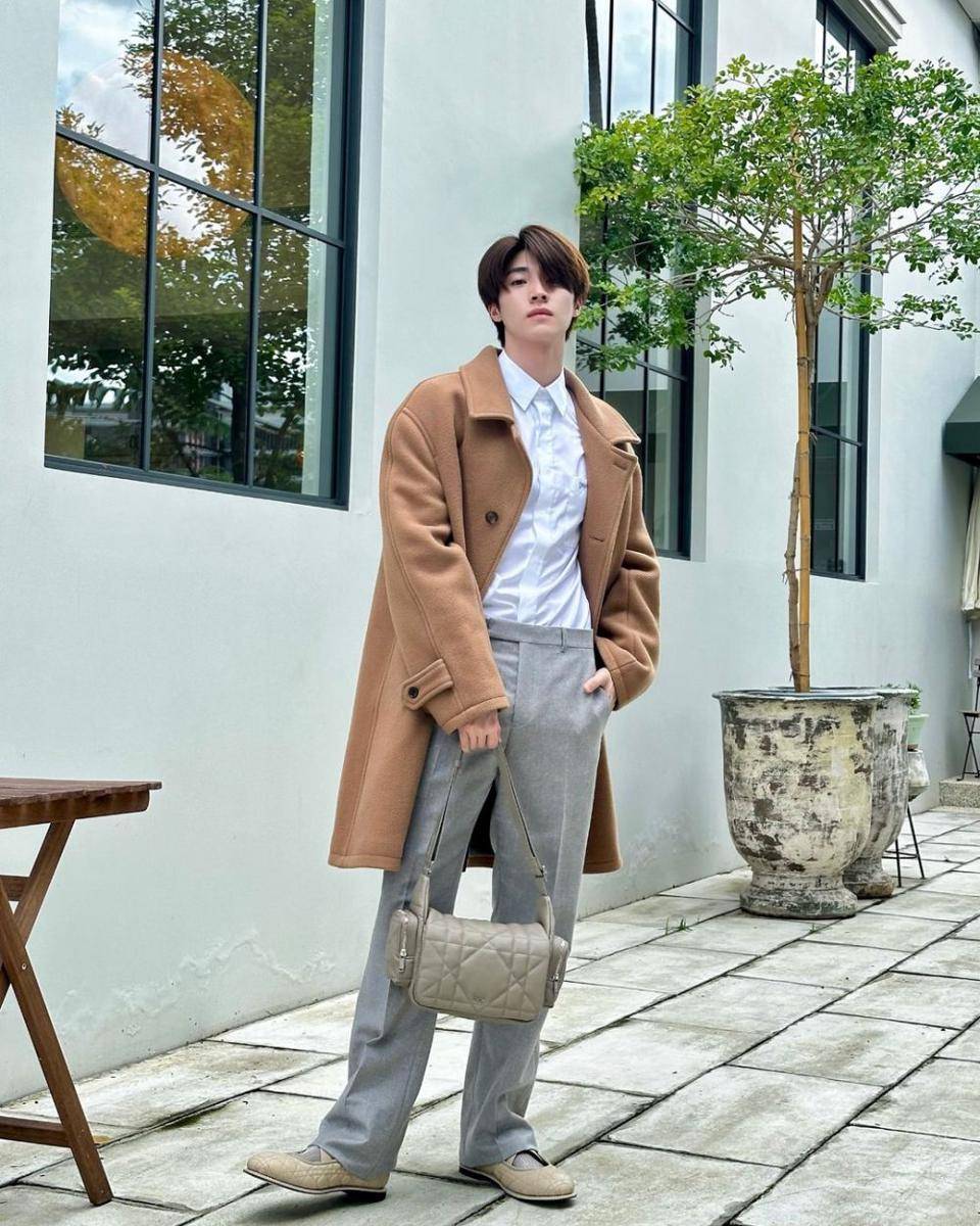 OOTD pakai long coat ala Blue Pongtiwat (instagram.com/blue_pongtiwat)