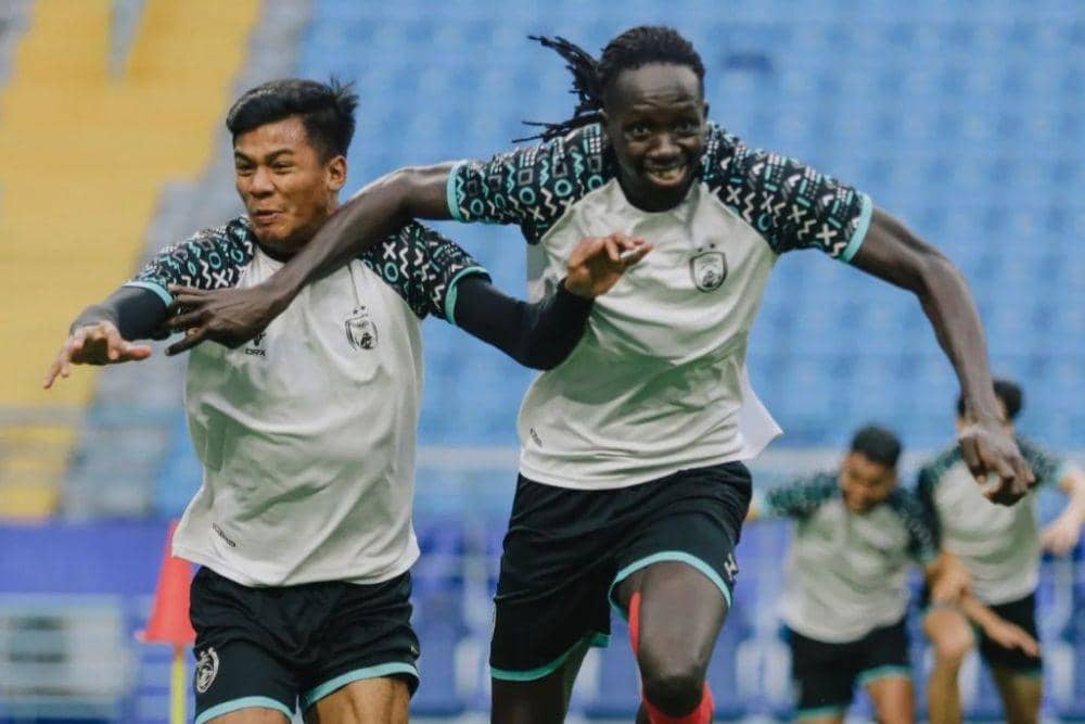 Para pemain PSM Makassar dalam sesi official training yang berlangsung di Stadion Batakan Balikpapan pada Minggu 3 November 2024. (Instagram.com/psm_makassar)