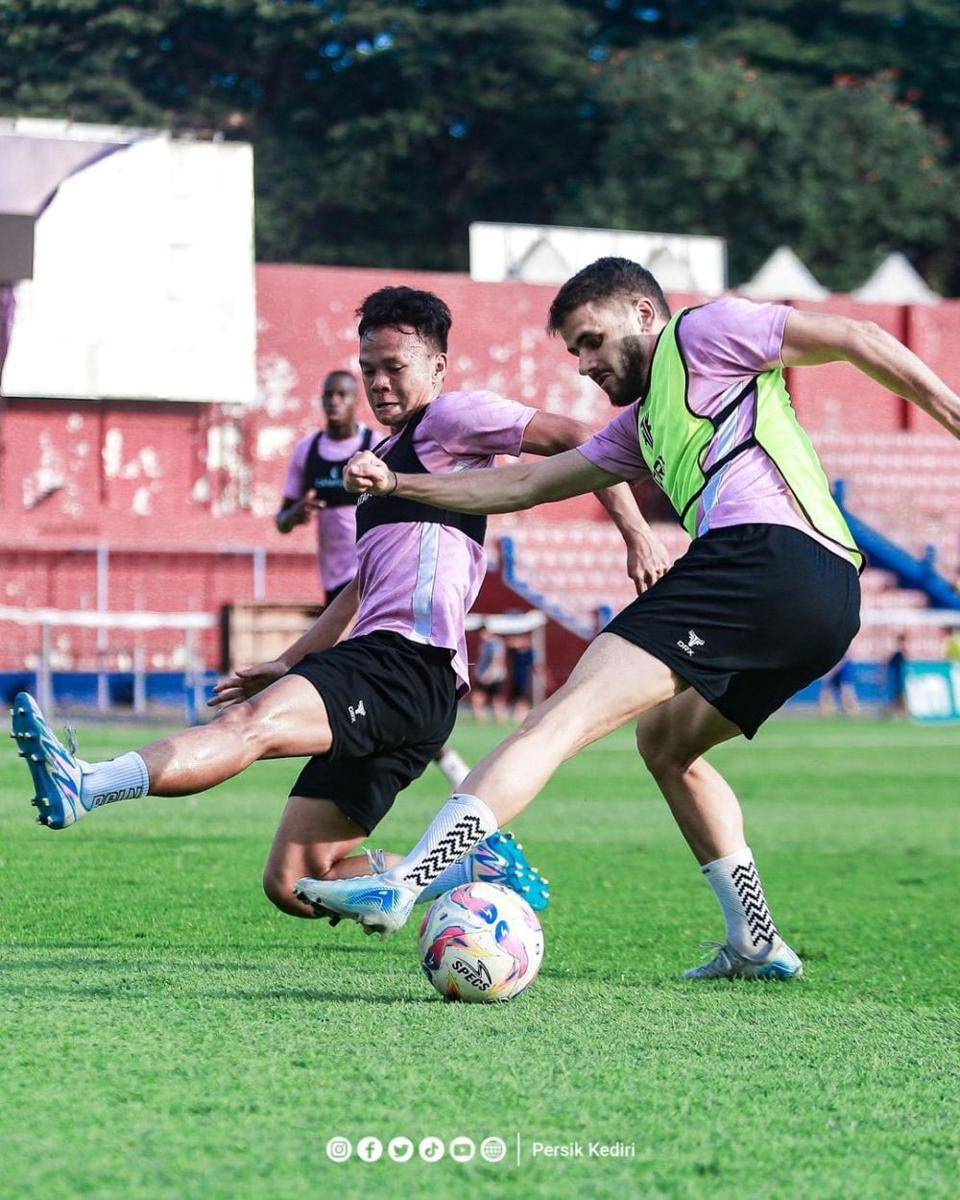 Pemain Persik Kediri saat berlatih. Instagram.com/persikfcofficial