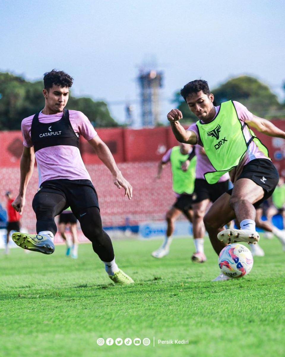 Pemain Persik Kediri saat berlatih. Instagram.com/persikfcofficial