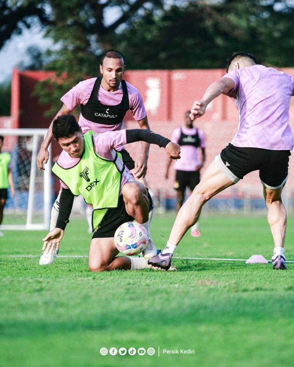 Pemain Persik Kediri saat berlatih. Instagram.com/persikfcofficial