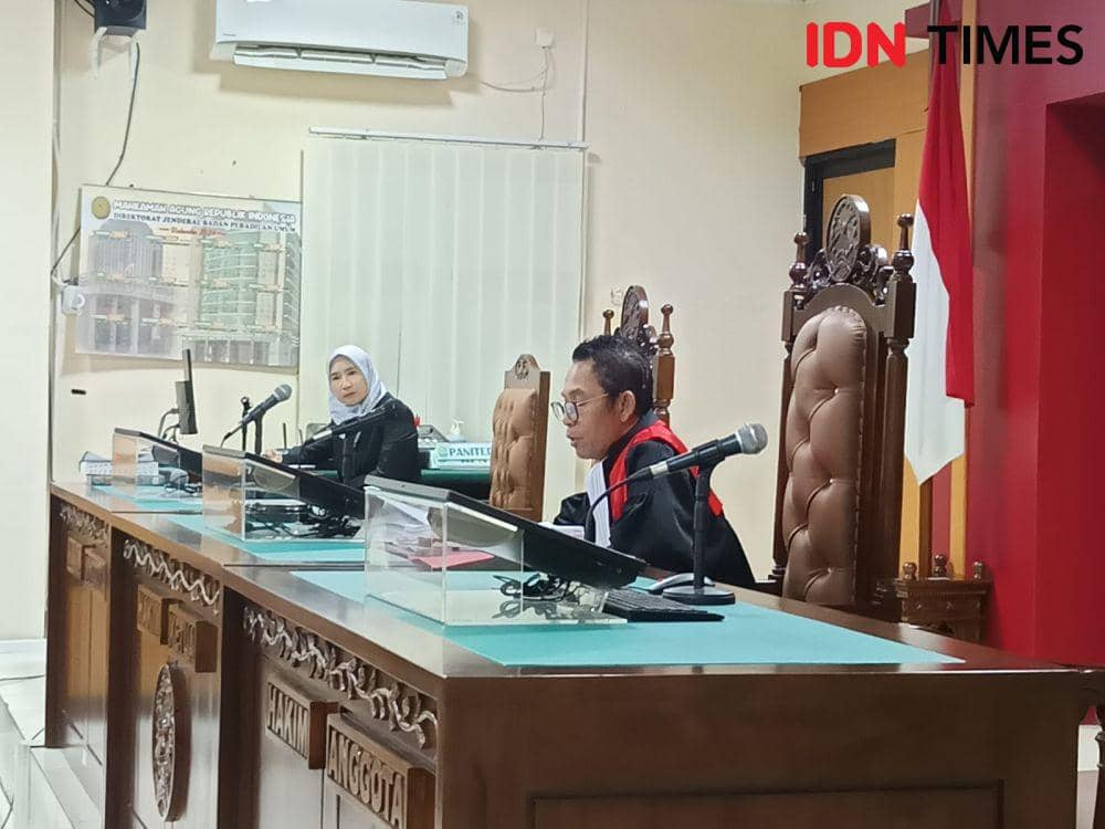 Hakim Ari Siswanto saat membacakan putusan terhadap praperadilan kasus dugaan korupsi di PT KKT, Rabu (23/10/2024) kemarin. (IDN Times/Erik Alfian)