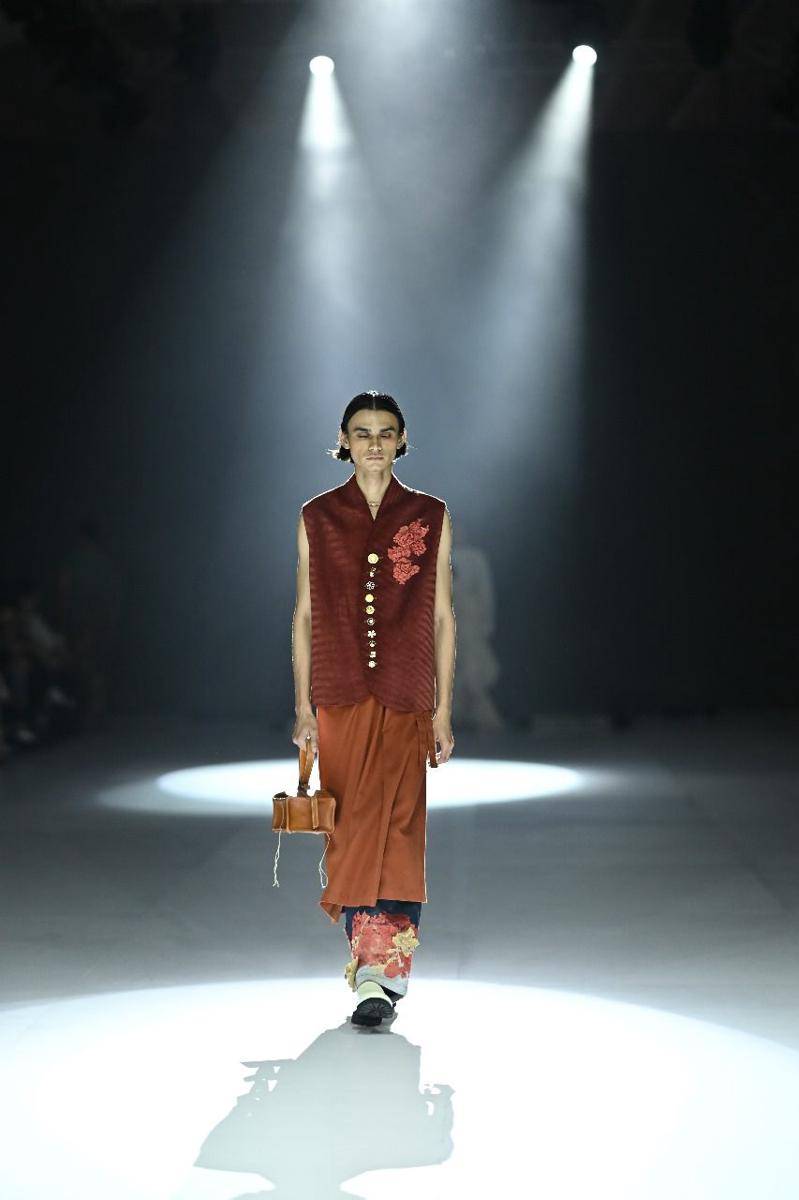 Koleksi Tanah Le Sae di JFW 2025. 24 Oktober 2024. (Jakarta Fashion Week / Dandy Hendrata)