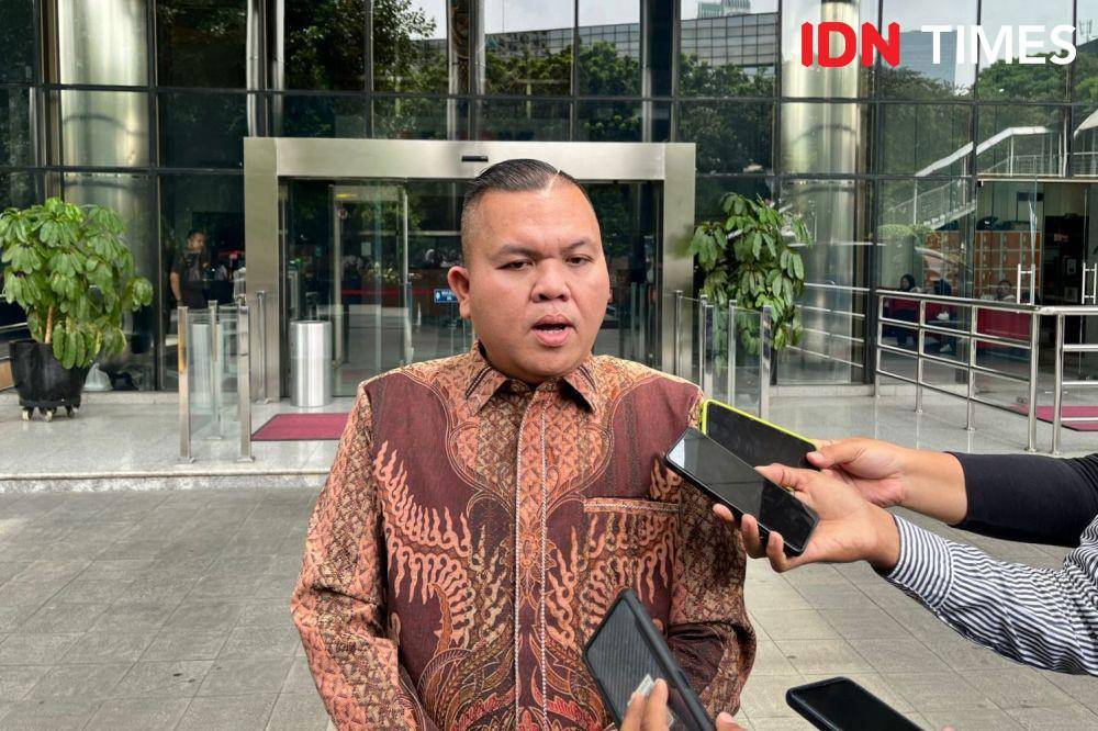 Perwakilan masyarakat Kabupaten Lampung Timur, M Sanif Sinida, di Gedung Merah Putih KPK, Senin, (4/11/2024). (IDN Times/Aryodamar)