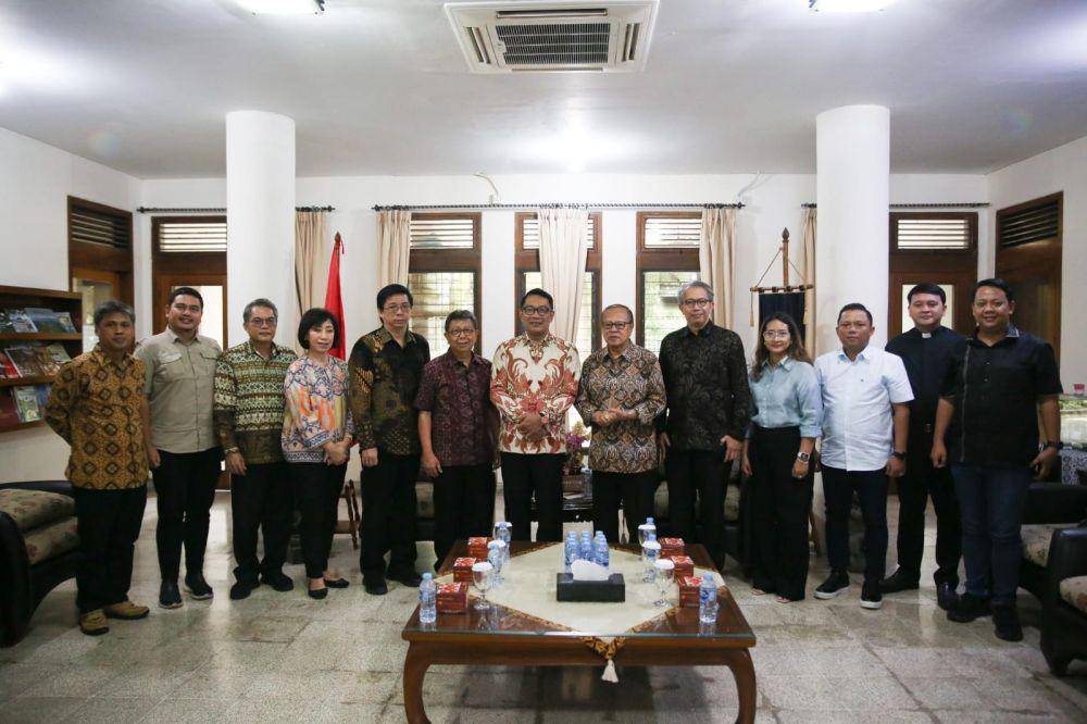 Calon Gubernur Jakarta Ridwan Kamil temui dengan Uskup Agung Jakarta Mgr Ignatius Suharyo (dok. Tim Media RIDO)