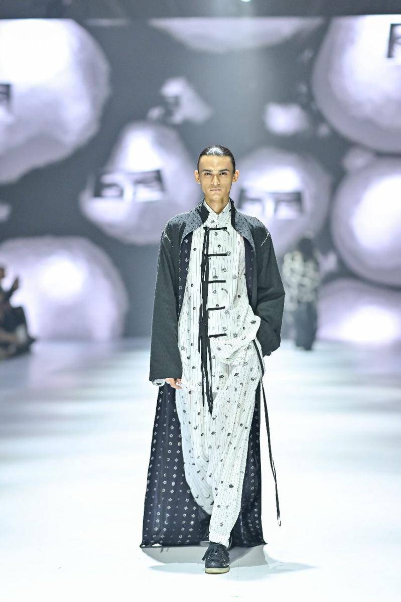 Koleksi Haute Couture dari Sejauh Mata Memandang di JFW 2025. 27 Oktober 2024. (Jakarta Fashion Week / Dandy Hendrata)