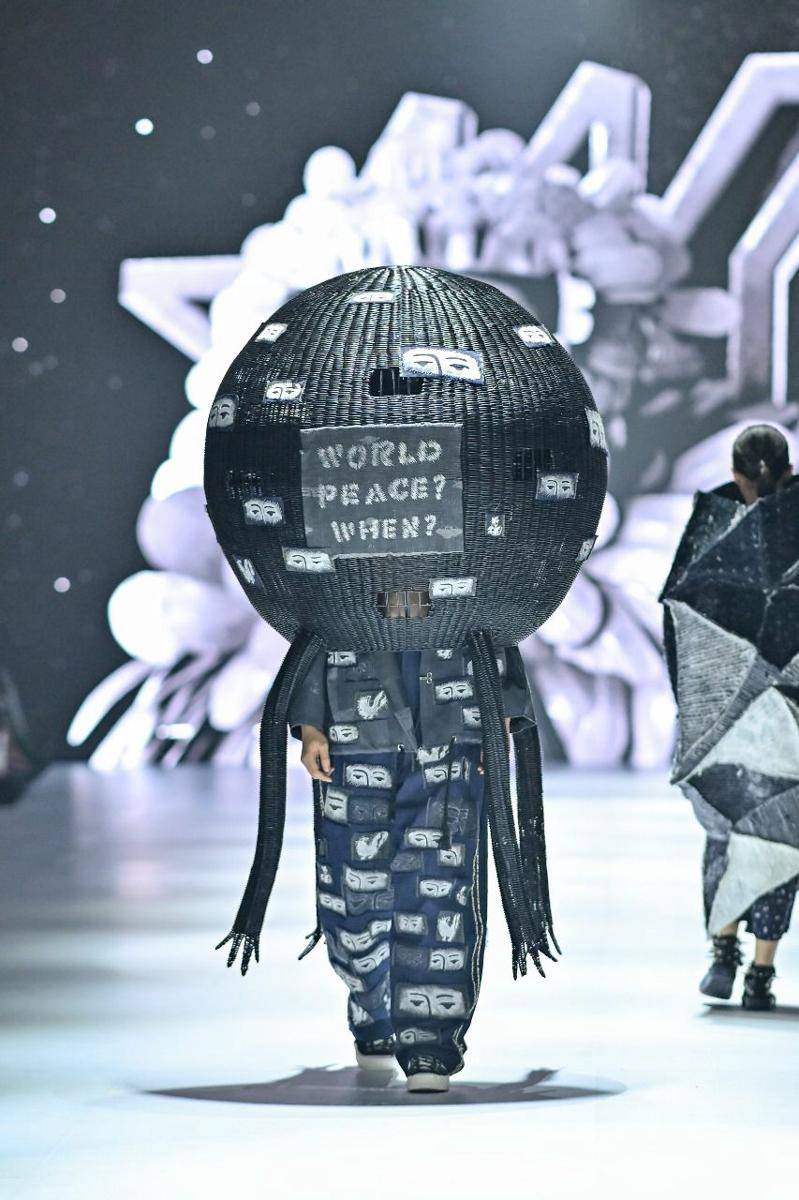 Koleksi Haute Couture dari Sejauh Mata Memandang di JFW 2025. 27 Oktober 2024. (Jakarta Fashion Week / Dandy Hendrata)