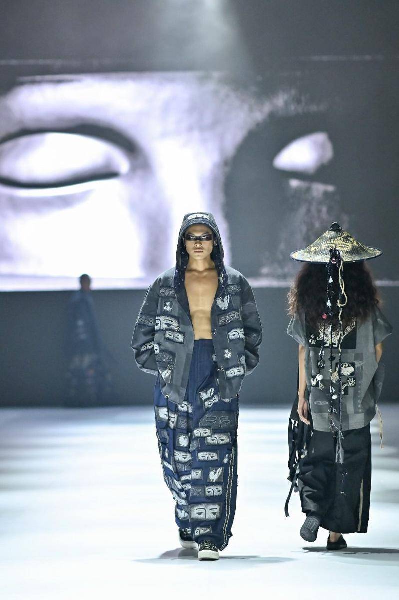 Koleksi Haute Couture dari Sejauh Mata Memandang di JFW 2025. 27 Oktober 2024. (Jakarta Fashion Week / Dandy Hendrata)