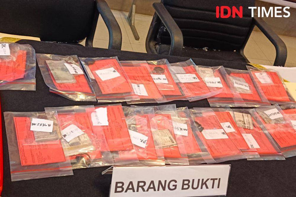 Tersangka pegadaian ilegal (IDN Times/Ayu Afria)