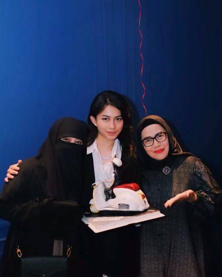 potret Ummi Pipik di ultah Sintya Marisca (instagram.com/meawpau)