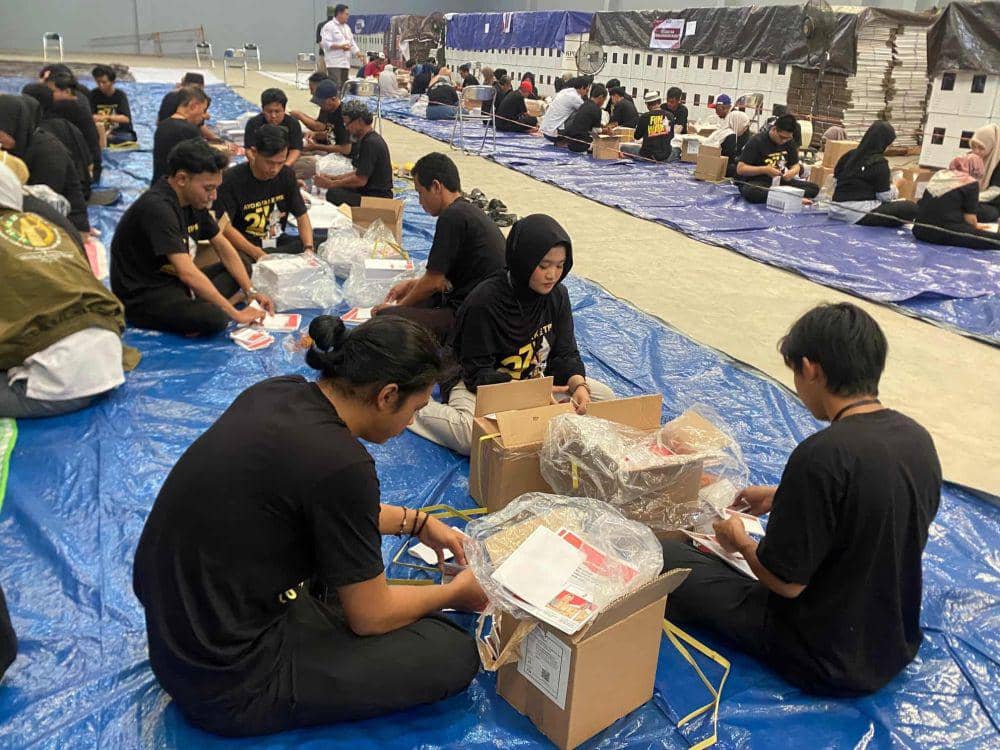 Aktivitas pekerja pelipat surat suara di Banjarmasin.