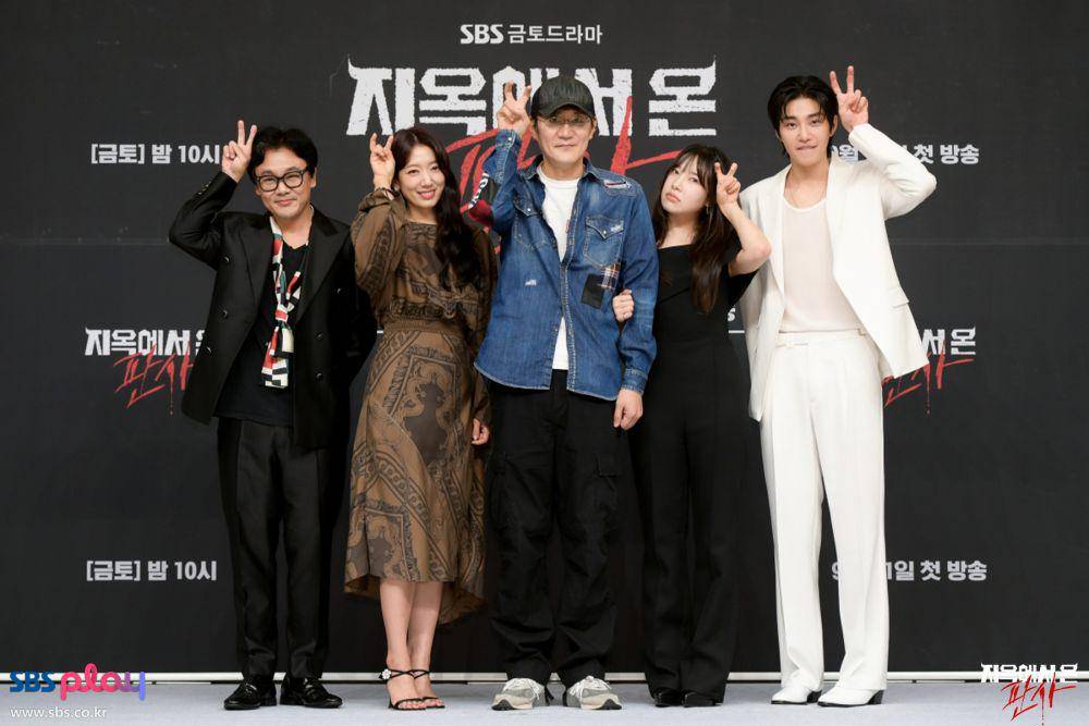 potret press conference The Judge From Hell (dok. SBS/The Judge From Hell)
