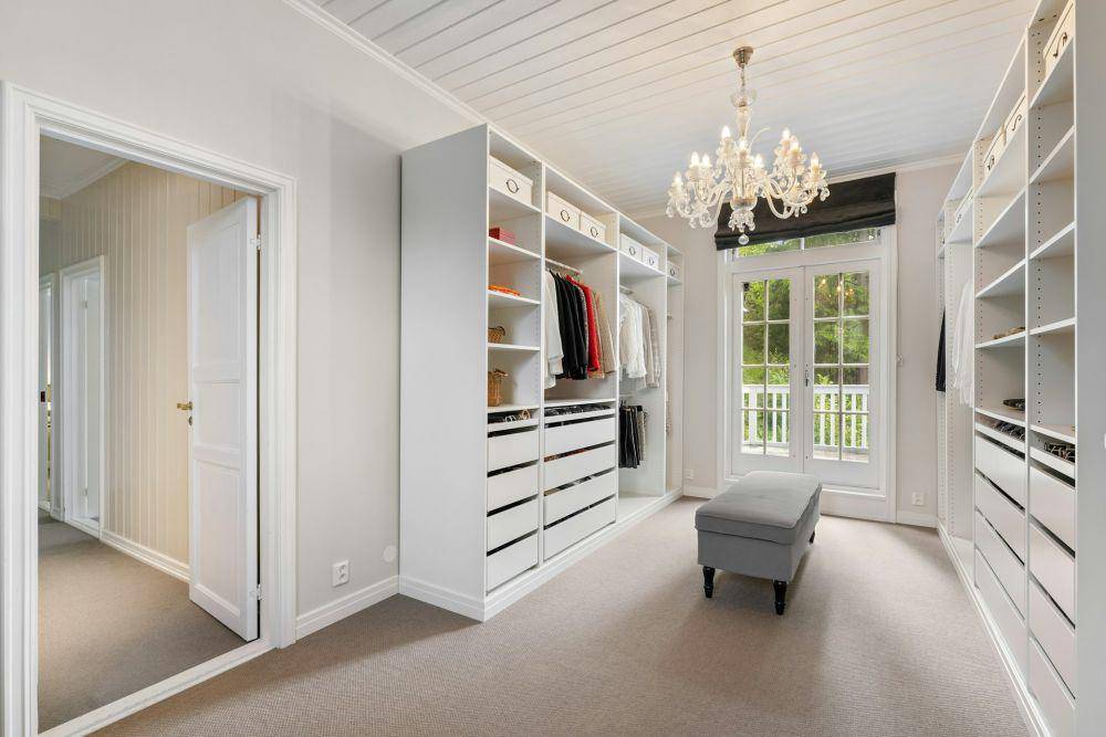 ilustrasi lighting chandelier di walk-in closet (unsplash.com/Alex Tyson)