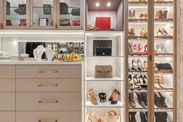 ilustrasi lemari dengan small puck lamp di walk-in closet (unsplash.com/Chastity Cortijo)