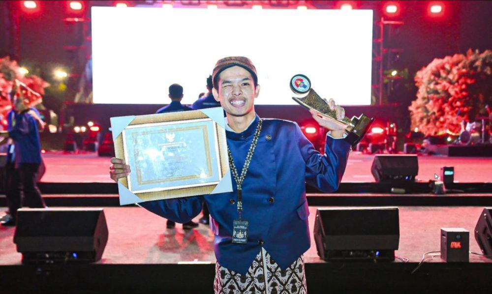Anak Pemulung Sabet Penghargaan Pemuda Inspiratif dari Kemenpora
