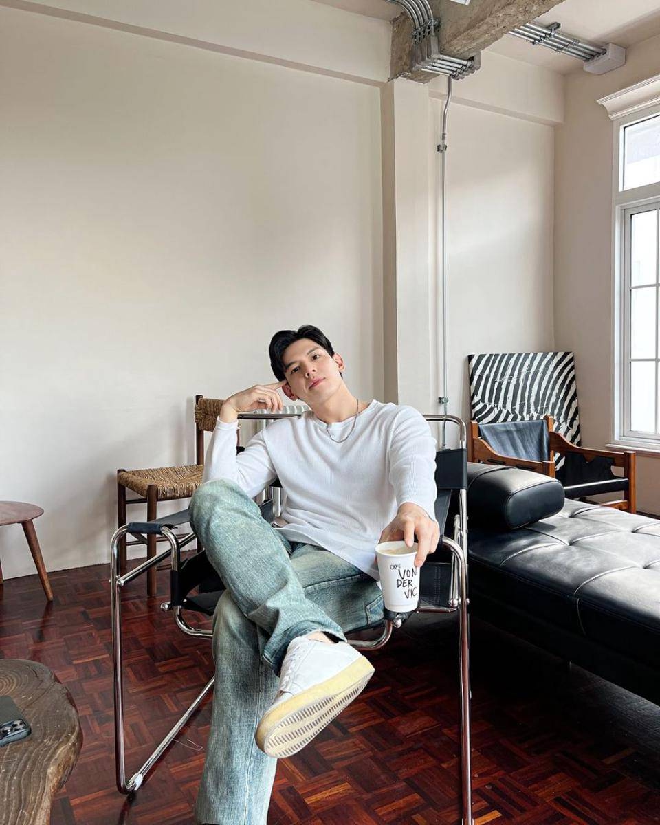 outfit cafe date ala Gap Jakarin (instagram.com/gapjakarin)