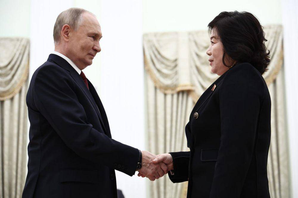 Presiden Rusia Vladimir Putin dan Menteri Luar Negeri Korut Choe Son Hui (Twitter.com/MFA Russia)