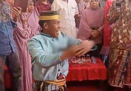 Fajar (18) saat angngaru sambut mempelai pengantin / Istimewa