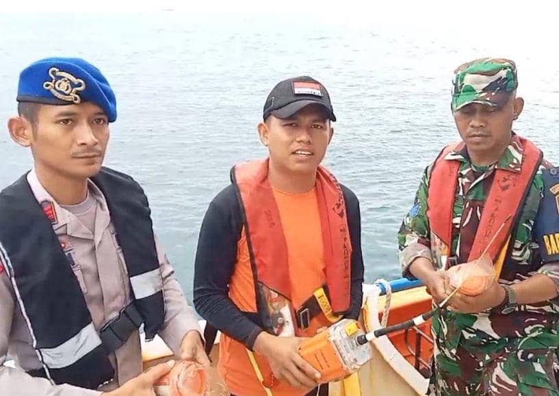 Pengecekan kapal kandas LCT Cahaya Maulida di Perairan Sangiang. (Dok. Lanal Lampung).