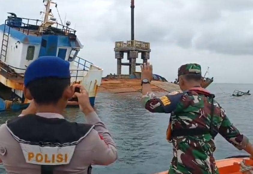 Ganggu Navigasi, Alat Satelit Kapal Kandas Perairan Lampung Dievakuasi