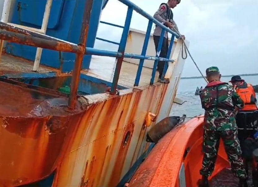 Pengecekan kapal kandas LCT Cahaya Maulida di Perairan Sangiang. (Dok. Lanal Lampung).