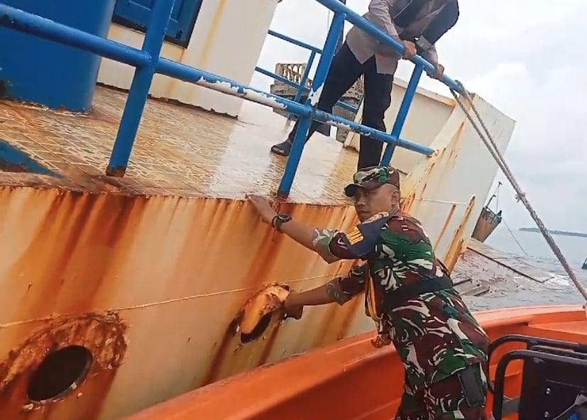 Pengecekan kapal kandas LCT Cahaya Maulida di Perairan Sangiang. (Dok. Lanal Lampung).