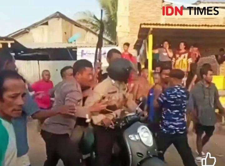 Foto situasi saat polisi mengevakuasi terduga pelaku dari amukan warga (Dok/istimewa)