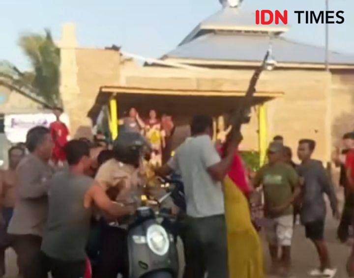 Foto situasi di lokasi saat polisi evakuasi terduga pelaku dari amukan warga (Dok/Istimewa )