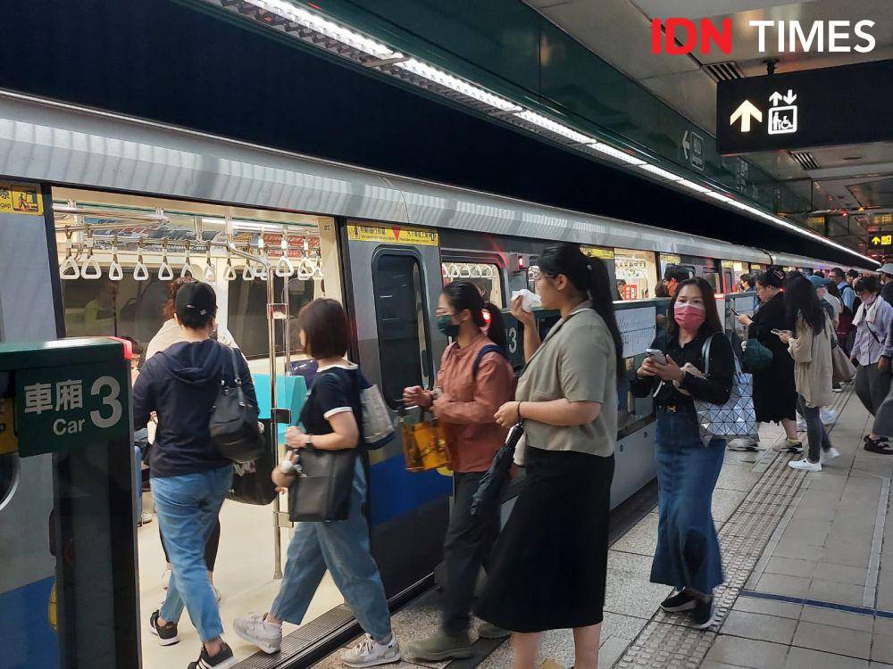 Suasana di salah satu platform di stasiun MRT di Taipei, Taiwan. (IDN Times/Santi Dewi)