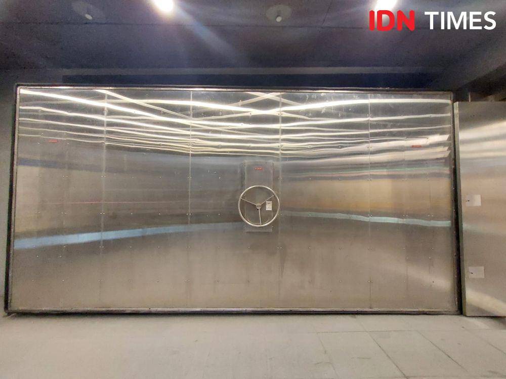 Pintu khusus yang ada di Beimen Station dan digunakan untuk mencegah masuknya air banjir ke stasiun MRT. (IDN Times/Santi Dewi)