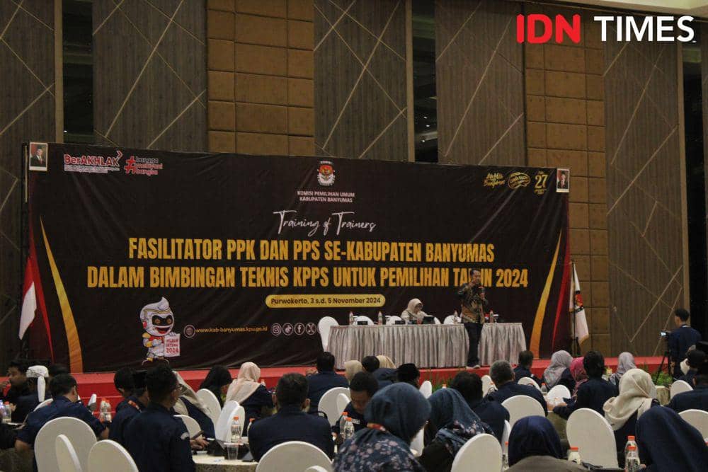 Ketua KPU Banyumas (depan berkerudung)  tampak dari kejauhan mengatakan PPK dan PPS memiliki peran penting dalam suksesnya Pilkada di Banyumas, Selasa (5/11/2024).(IDN Times/Cokie Sutrisno)