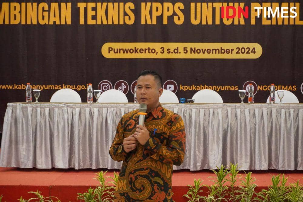 Komisioner KPU Banyumas Sidiq Fathoni sebut pihaknya telah membuta SOP hadapi cuaca buruk saat pilkada, Selasa (5/11/2024).(IDN Times/Cokie Sutrisno)