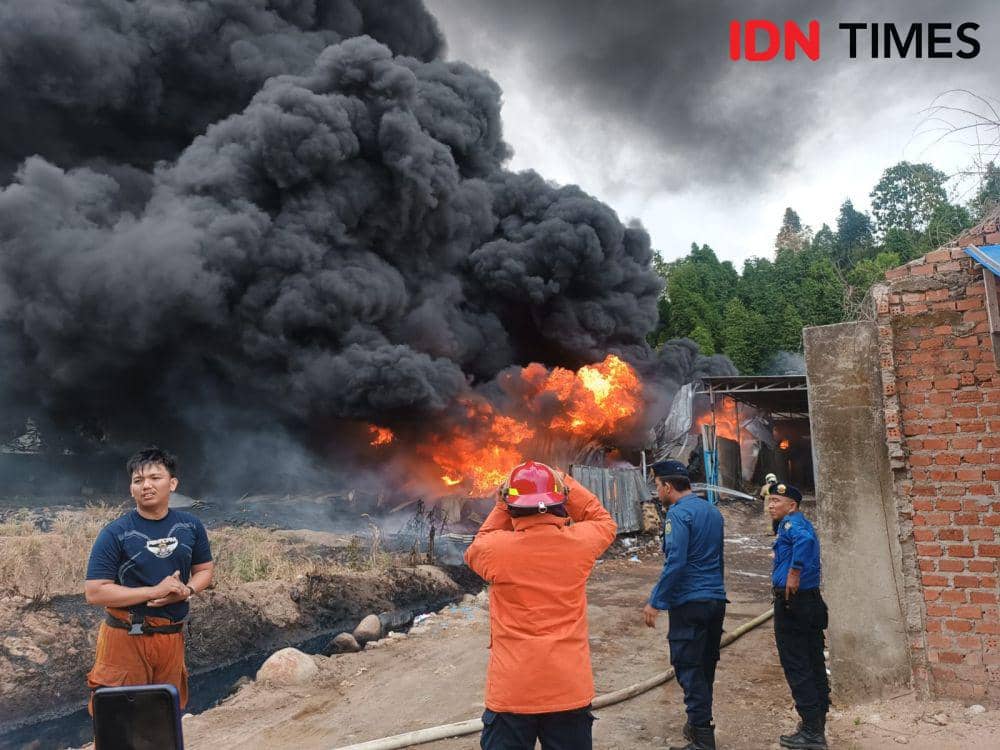 Penampakan kebakaran gudang BBM solar di Jalan Umbul Kunci, Kelurahan Keteguhan, Teluk Betung Timur, Bandar Lampung. (IDN Times/Tama Yudha Wiguna).