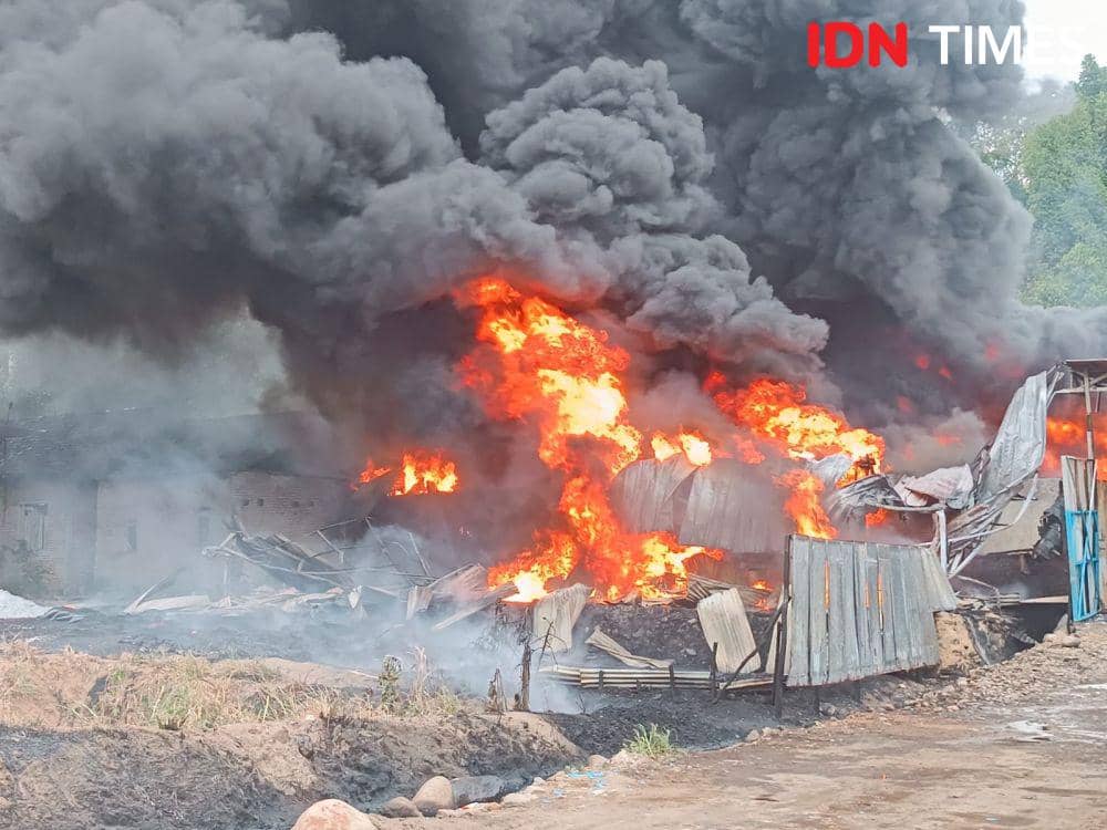 Penampakan kebakaran gudang BBM solar di Jalan Umbul Kunci, Kelurahan Keteguhan, Teluk Betung Timur, Bandar Lampung. (IDN Times/Tama Yudha Wiguna).