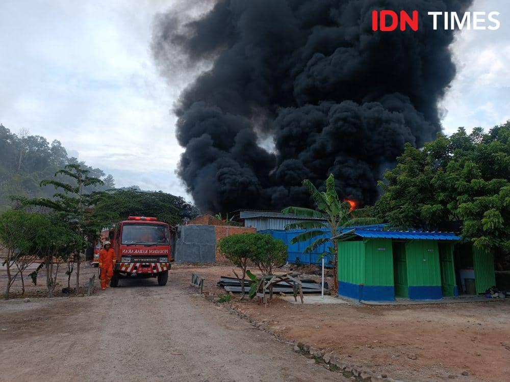 Penampakan kebakaran gudang BBM solar di Jalan Umbul Kunci, Kelurahan Keteguhan, Teluk Betung Timur, Bandar Lampung. (IDN Times/Tama Yudha Wiguna).